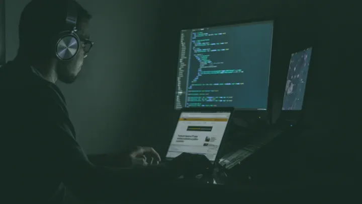 Éditeur de code montrant un service web et ses contrôles